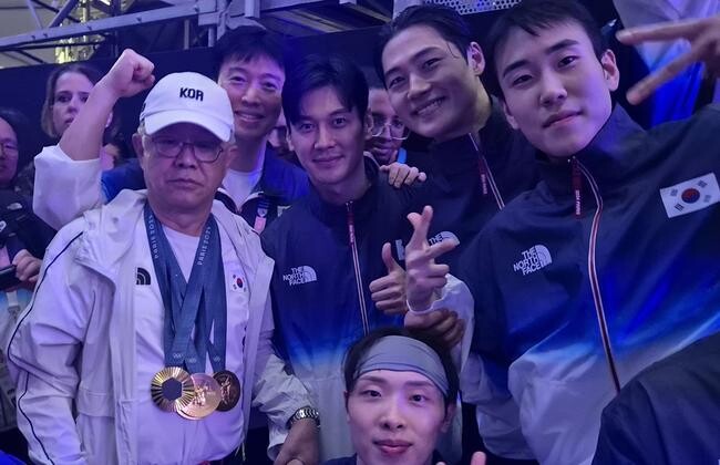 최신원 대한펜싱협회 회장(왼쪽)이 지난달 31일 파리 올림픽 펜싱 사브르 남자 단체전 결승에서 금메달을 따낸 선수들과 기념사진을 찍고 있다. 선수들이 최 회장에게 감사한 마음을 담아 금메달을 목에 걸어줬다. 최 회장 옆으로 펜싱 국가대표 구본길, 오상욱, 도경동. 아래쪽은 박상원 선수 