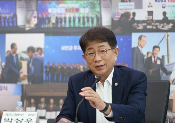 박상우 국토부 장관은 12일 기업 투자가 급증하고 있는 새만금 국가산업단지 등 새만금 주요 사업 현장을 방문하여 기업유치와 SOC 지원을 약속하고 사업 추진현황과 안전관리 등을 점검했다.