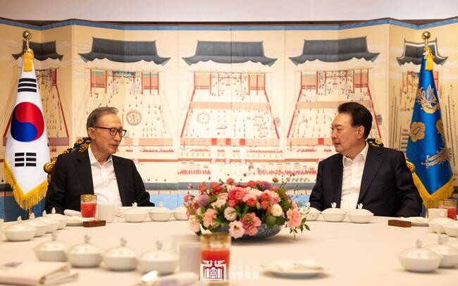윤석열 대통령 부부는 12일 저녁 6시 30분부터 약 3시간 동안 대통령 관저에서 이명박 前 대통령 부부와 만찬을 했다.