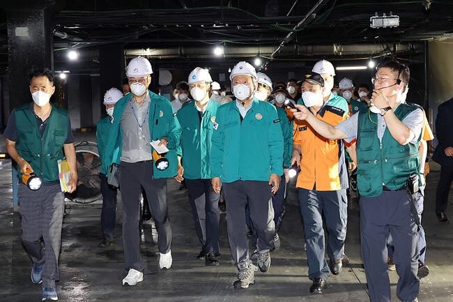 이상민 행정안전부 장관이 14일 오전 인천 서구 청라동 아파트 지하주차장 전기자동차 화재현장을 점검하고 있다. 