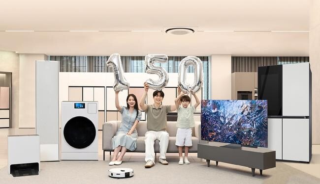 삼성전자 모델들이 삼성스토어 대치에서 AI 가전 150만 대 돌파를 기념하며 다양한 AI 가전을 소개하고 있다. 