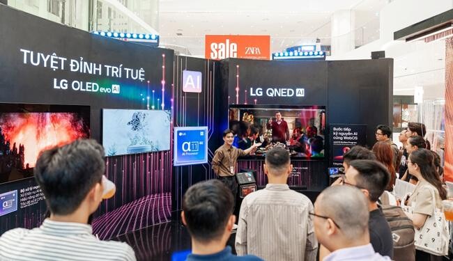 베트남 최대 쇼핑몰 '롯데몰 웨스트레이크 하노이'에서 관람객들이 LG 올레드 TV의 압도적인 화질로 표현하는 미디어아트를 감상하고 있다. 