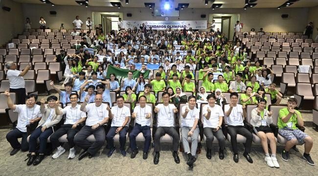진종욱 산업통상자원부 국가기술표준원장은 2024. 8. 14(수) 16:00 충남 천안시 캠코인재개발원에서 일본, 싱가폴, 중국, 인도네시아 등 11개국 40개팀 120명의 중&middot;고등학생이 참여한 가운데 열린 「제19회 국제표준올림피아드 폐회식」 에 참석하여, 폐회사를 한 후 인공지능분야 대상 수상인 싱가폴 대표팀에게 국무총리상을 수여했다.&nbsp;