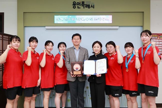 16일 용인특례시 직장운동경기부 볼링팀의 우승 트로피 봉납식이 시청 시장실에서 열렸다.&nbsp;