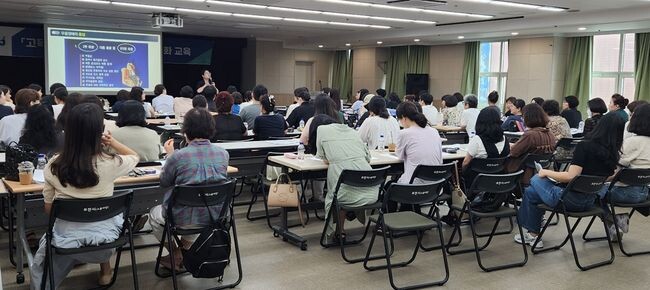 부천시는 사회적 고립 가구 지원 및 고독사 예방을 위해 지난 14일 관련 업무 담당자 및 명예사회복지공무원을 대상으로 역량 강화 교육을 진행했다.&nbsp;