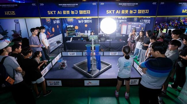 SKT는 지난 17&sim;18일 이틀 간 열린 '제 16회 대통령배 아마추어 이(e)스포츠 대회' 전국 결선에서 'SKT AI 놀이터' 부스를 운영하고, 부스 내에서 AI 로봇 농구 대회를 개최했다.