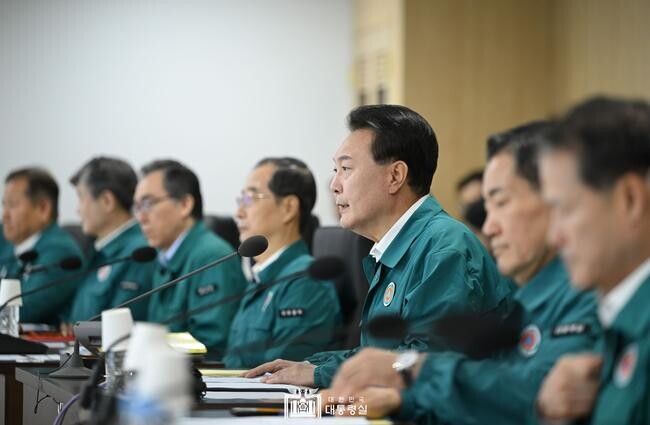 윤석열 대통령이 19일 서울 국가안보실 위기관리센터에서 을지 국가안전보장회의를 주재하고 있다. &nbsp;