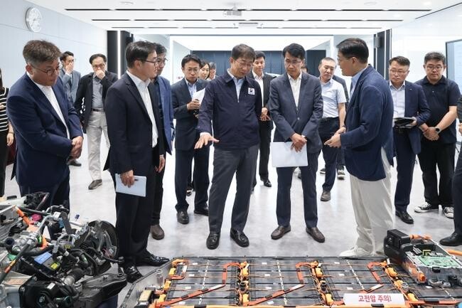 박상우 국토교통부 장관은 지난 16일 오후 전기차 특별 안전점검을 실시하고 있는 현대자동차의 서울 남부하이테크센터를 방문하여 ‘전기차 특별안전 점검’ 진행상황을 점검했다.