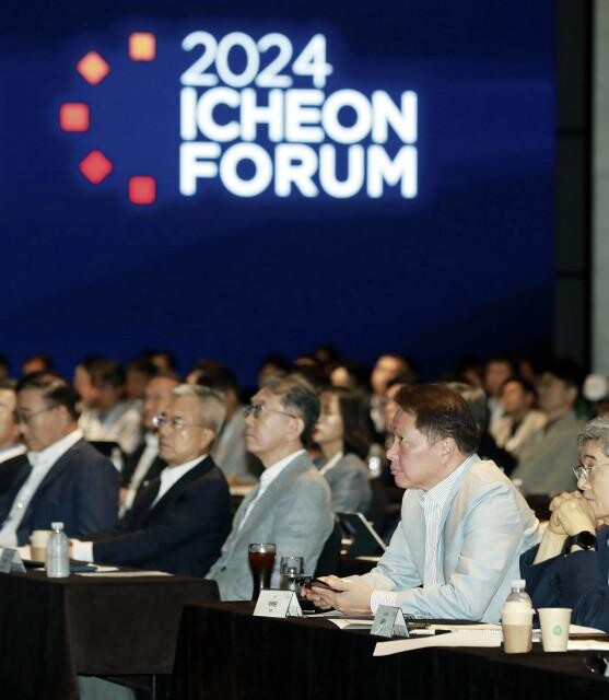 <span contenteditable="true">최태원 SK그룹 회장이 19일 개막한 ‘2024 이천포럼’에서 강연을 경청하고 있다