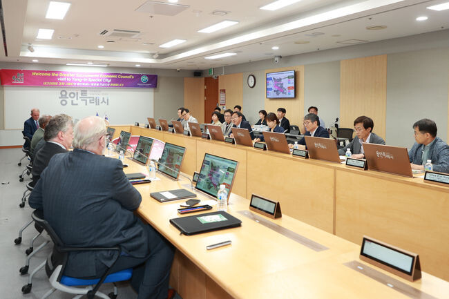 19일 용인특례시와 미국 새크라멘토 경제위원회의 간담회가 시청에서 열렸다.&nbsp;