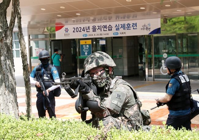 20일 유성구 지족역에서 폭탄테러 대응 실제훈련을 실시하고 있다.