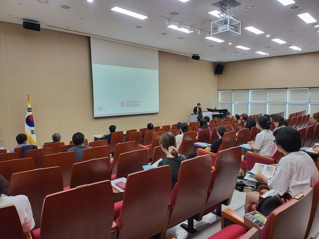 충남교육청과학교육원에서 열린 2024 특수교육대상학생 대학 입학 설명회에서 나사렛대학교 재활자립학부의 입시정보를 설명 중인 사진