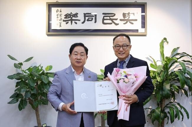 남양주시(시장 주광덕)는 지난 19일 시장 집무실에서 서상철 신임 (사)남양주시자원봉사센터장에게 임용장을 수여했다고 20일 밝혔다.