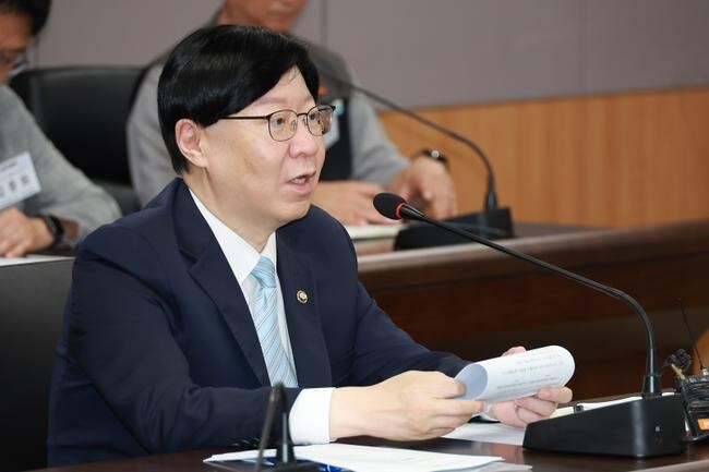 김소영 금융위원회 부위원장은 20일 오후 서울 종로구 정부서울청사에서 개최한 카드수수료 적격비용 제도개선 TF 회의에 참석해 카드업계&middot;가맹점단체&middot;소비자단체 등을 직접 만나 의견을 수렴하고, 신용카드업 관련 제도개선 방안을 논의했다.&nbsp;