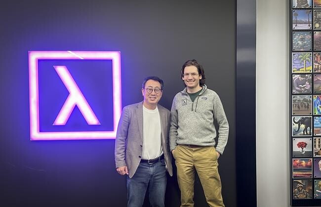 SK텔레콤은 GPU 클라우드 기업 &lsquo;람다(Lambda)&rsquo;와 &lsquo;AI 클라우드 공동 사업을 위한 파트너십&rsquo;을 체결했다고 21일 밝혔다. 지난 1월 람다의 산호세 본사에서 SKT 유영상 CEO(사진 왼쪽)와 람다 창업자 겸 CEO 스티븐 발라반(Stephen Balaban)이 양사의 구체적인 협력 방안을 논의한 후 기념사진을 촬영하고 있는 모습.&nbsp;