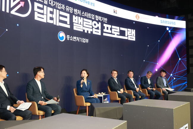 오영주 중소벤처기업부 장관이 21일 서울 강남구 코엑스 스튜디오159에서 열린 '딥테크 밸류업 프로그램' 론칭 행사에서 참석자들과 미니 토크 콘서트를 진행하고 있다.&nbsp;