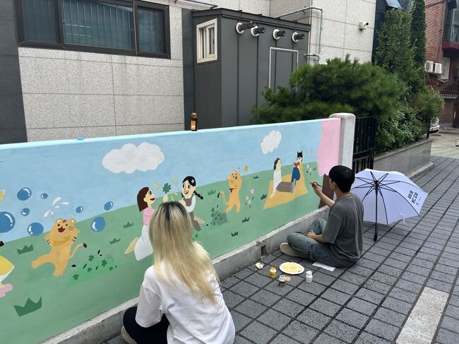 고려대학교 ‘한국화회’ 동아리 학생들이 벽화를 그리고 있다