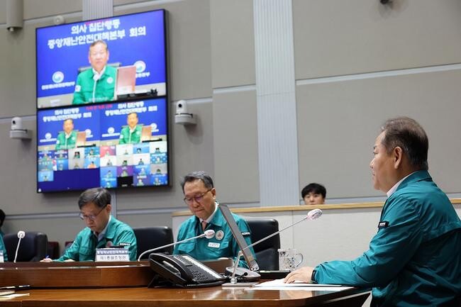 이상민 행정안전부 장관이 22일 오전 서울 종로구 정부서울청사에서 열린 의사 집단행동 관련 중앙재난안전대책본부 64차 회의에서 모두발언을 하고 있다. 