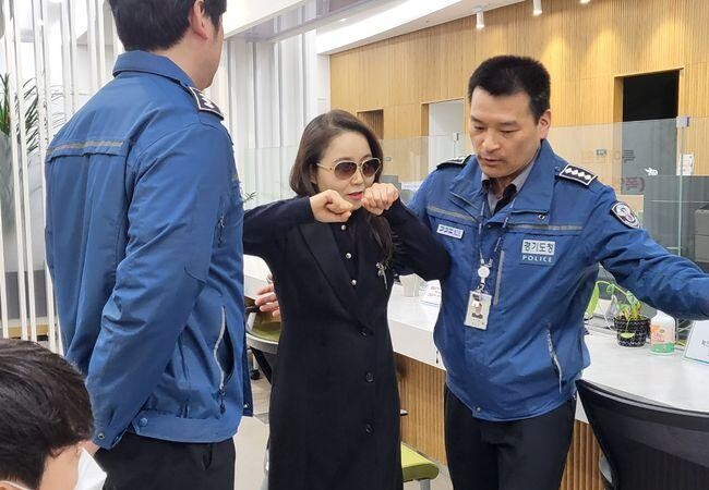 경기도가 오는 26일 경기도청 열린민원실에서 하반기 ‘특이민원 발생 대비 모의훈련’을 실시한다. 사진은 상반기 모의훈련 모습. 