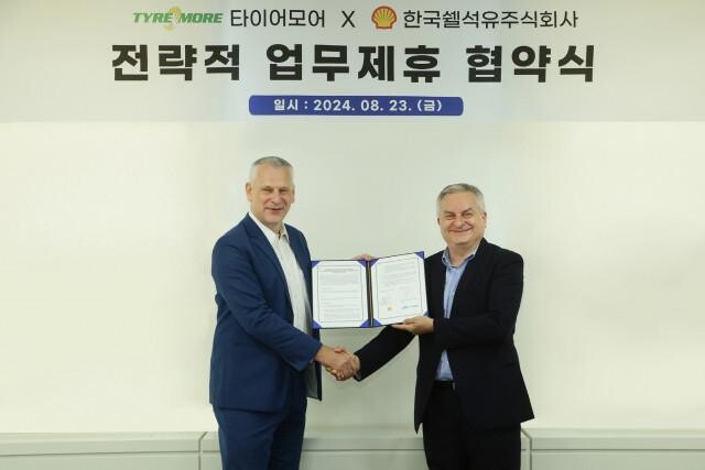 <span contenteditable="true">한국쉘석유주식회사와 타이어모어가 23일 전략적 업무제휴 협약식을 진행했다(왼쪽부터 한국쉘석유 라머스 예룬 피터 대표이사, 미쉐린코리아 제롬 뱅송 대표)