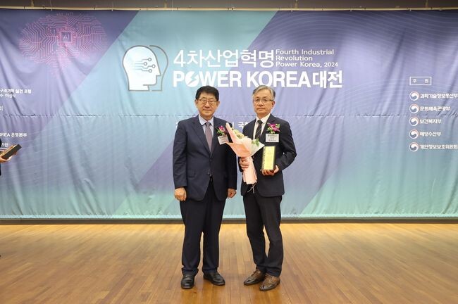 지난 21일 열린 4차 산업혁명 파워 코리아 대전에 참석한 구로구청 스마트환경국 박용훈 국장(오른쪽)과 심사위원장 임채운 서강대학교 교수(왼쪽)가 사진을 찍고 있다. &nbsp;