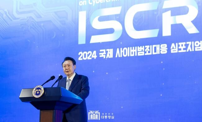 윤석열 대통령은 27일 오후 페어몬트 앰배서더 호텔 서울에서 개최된 &lsquo;2024 국제 사이버범죄 대응 심포지엄(심포지엄)&rsquo;에 참석, 최고 수준의 사이버범죄 대응 역량을 갖추기 위해 노력한 각 분야의 참석자들을 격려하고, 대한민국이 디지털 연대의 글로벌 리더가 되고자 하는 의지를 표명했다.&nbsp;