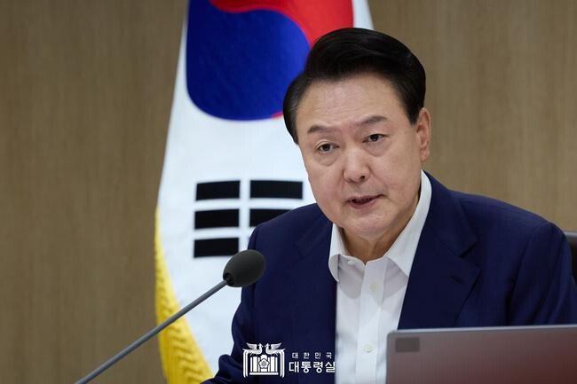 윤석열 대통령은 27일 오전 용산 대통령실에서 열린 제37회 국무회의 마무리 발언에서 &quot;윤석열 정부는 지방시대 정부&quot;라고 강조하며, 지방의 정주 여건을 마련하기 위해서는 교육과 의료 체계가 반드시 갖춰져야 한다고 밝혔다.