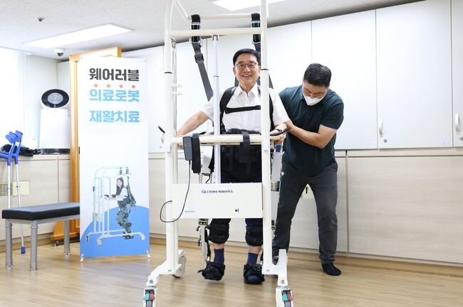 문헌일 구로구청장이 착용형 보행보조 재활로봇을 체험하고 있다.