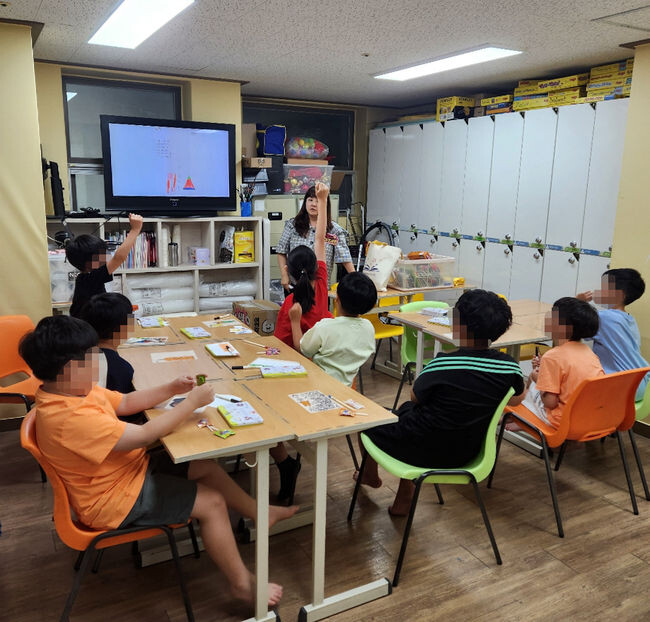 용인특례시 수지구 지역아동센터 아동들이 상현도서관 '도서관 함께 책 읽기' 프로그램에 참여하고 있다