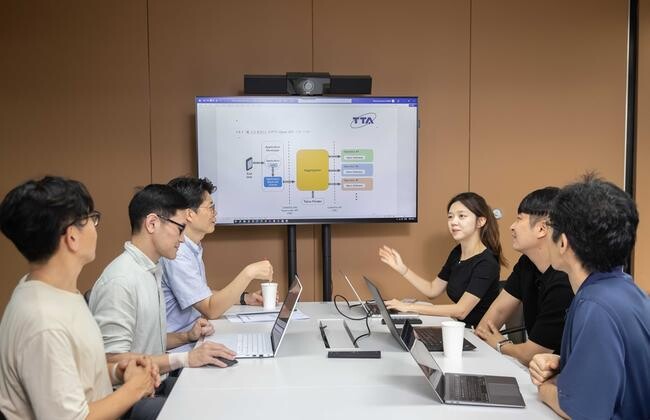 SK텔레콤은 KT, LG유플러스와 국내 통신 분야 '네트워크 오픈 API' 표준 공동 제정 및 상용화를 위한 양해각서(MOU)를 체결했다고 28일 밝혔다.