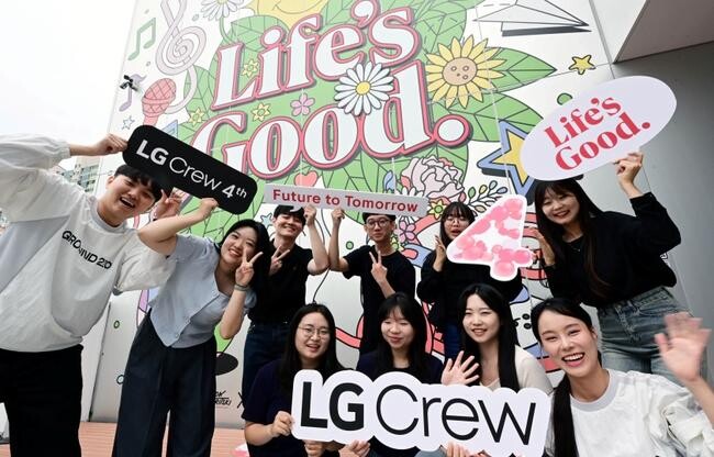 LG크루 4기 멤버들이 지난 27일 서울 영등포구 양평동 그라운드220에서 최종 발표회에 앞서 사진 촬영을 하고 있다.&nbsp;