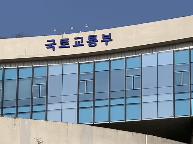국토교통부는 2025년 예산안을 58.2조 원으로 편성했다고 밝혔다.