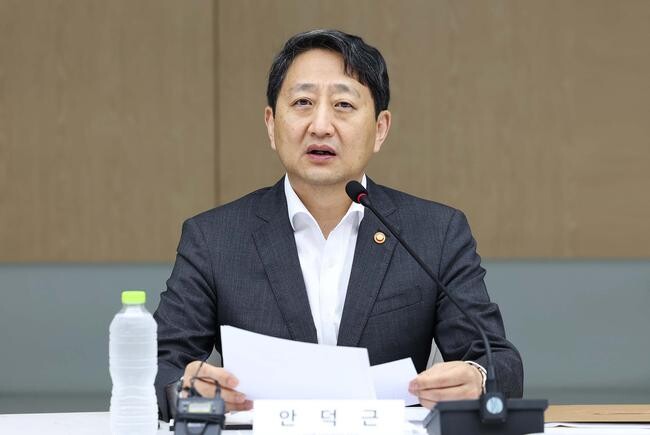 안덕근 산업통상자원부 장관은 2024. 8. 28(수) 09:00 서울 중구 대한상공회의소 EC룸에서 김기남 한국공학한림원 회장(공동위원장)을 비롯한 산･학･연 출신 AI 전문가 위원 및 관계자 20여명이 참석한 가운데 &lsquo;AI 시대의 新 산업정책 전반의 진행상황을 점검하고 향후 AI의 산업활용 촉진을 위한 정책적 과제를 논의&rsquo;하기 위해 열린 「제2차 AI 산업정책위원회」를 주재하고, 인사말을 한 후 &ldquo;AI 시대의 新 산업정책 중간 진행경과 발표와 인공지능 표준화 전략 로드맵&rdquo;등 을 논의했다.&nbsp;