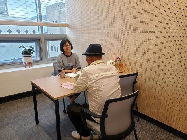 노원어르신상담센터에서 상담하고 있는 어르신 모습