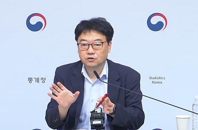 이진석 통계청 가계수지동향과장이 29일 세종시 정부세종청사에서 2024년 2/4분기 가계동향조사 결과를 발표하고 있다.&nbsp;