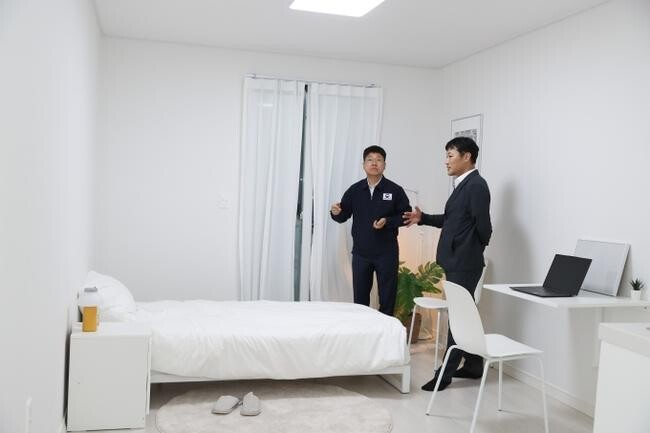 진현환 국토부 제1차관(좌측)이 모듈러 공법 관련 산업 육성을 위해 현장 참관 및 의견 청취에 나섰다.