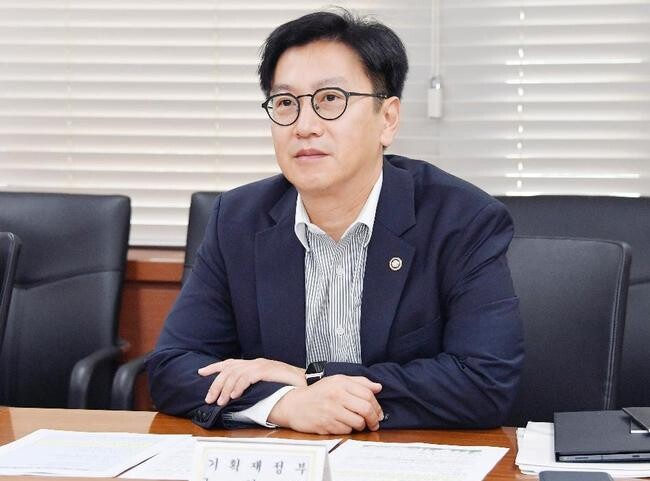 김범석 기획재정부 차관이 8월 30일 오전 서울 종로구 정부서울청사에서 열린 '제6차 부동산 시장 및 공급상황 점검 TF 회의'를 주재, 모두발언을 하고 있다.&nbsp;
