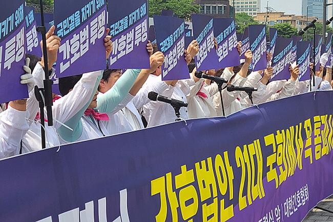 보건복지부는 지난 28일 '간호법'이 국회 본회의를 통과한 만큼, 정부도 진료지원간호사의 업무와 기준, 교육ㆍ운영체계 등에 관한 제도를 신속하게 마련하겠다고 밝혔다. 사진은 지난 5월24일 대한간호협회가 개최한 ‘용산 대통령실 앞 간호법 제정 촉구 집회’ 모습. 