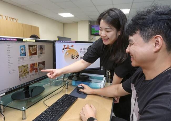 삼성 직원들이 &lsquo;추석 맞이 온라인 장터&rsquo;에서 제품을 구입하는 모습&nbsp;