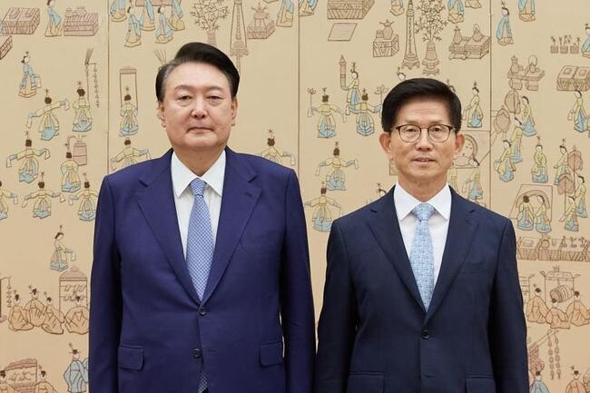 윤석열 대통령은 8월30일 용산 대통령실에서 김문수 고용노동부 장관에게 임명장을 수여했다.