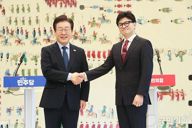 1일 오후 한동훈 당 대표와 이재명 더불어민주당 당 대표가 서울 여의도 국회 본관에서 11년 만에 '당 대표 회담'을 가졌다.&nbsp;