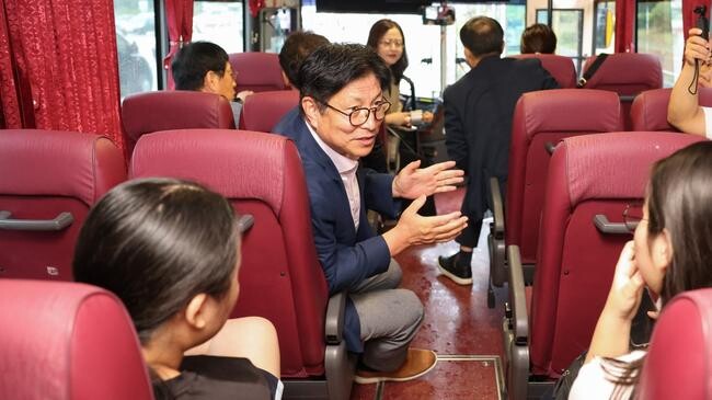 '학생성공버스' 오른 도성훈 인천시교육감, 등교하는 학생들과 현장 소통 행보