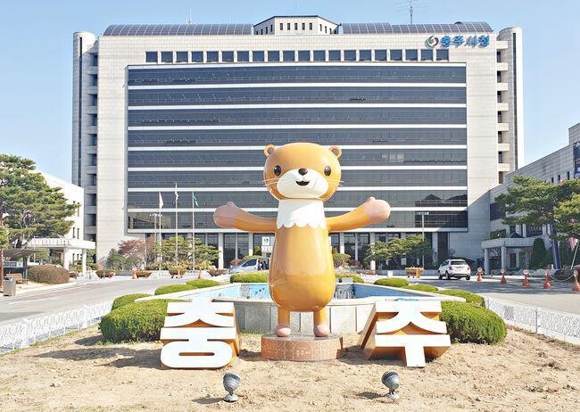 충주시는 신설된 서충주노선과 대학순환노선의 원활한 운행을 위해 실시간으로 버스 운행 정보를 제공하는 버스정보안내단말기 43대를 교체·신규 설치했다.