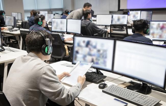 지난 4월 20일 경기도 용인에 위치한 삼성전자 인재개발원에서 삼성전자 감독관들이 GSAT 응시자들을 대상으로 예비 소집을 진행하고 있는 모습&nbsp;