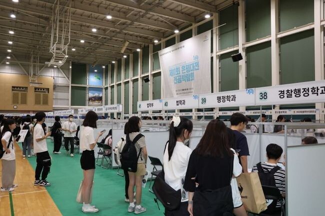 지난해 전공박람회에 참여한 학생들이 학과 상담받는 모습