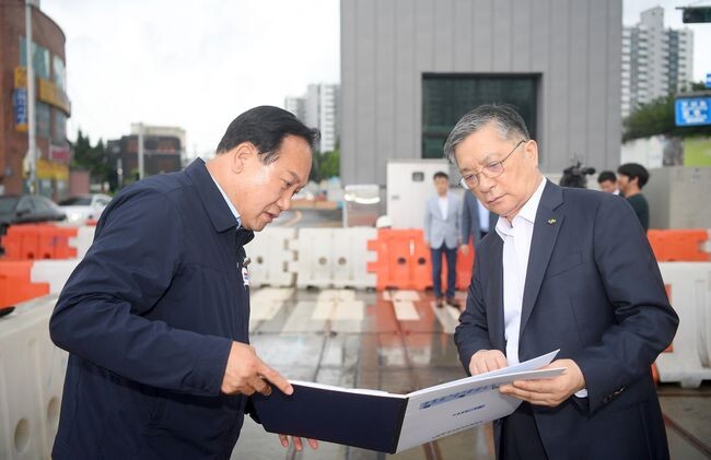이권재 오산시장이 LH 이한준 사장과 관내 주요 도로현안을 점검하는 모습