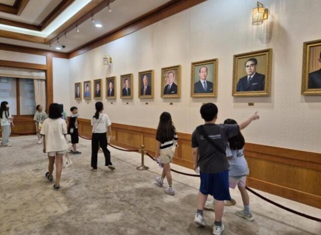 <span contenteditable="true">학생들이 청와대 세종실을 견학하고 있다