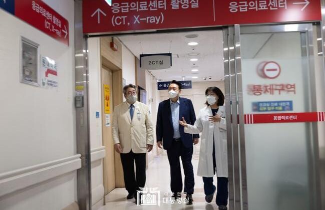 윤석열 대통령은 4일 저녁 8시 50분 쯤 의정부 성모병원 권역응급의료센터를 방문해 1시간 20분 가량 머물며 국민 건강을 위해 헌신하고 있는 의료진을 격려하고 현장의 의견을 청취했다.