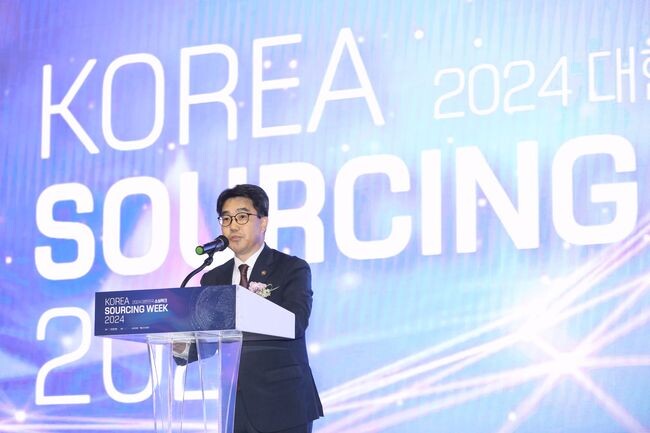 김성섭 중소벤처기업부 차관이 5일 경기 고양 킨텍스에서 열린 &lsquo;2024 대한민국 소싱위크&rsquo;에서 개회사를 하고 있다.&nbsp;