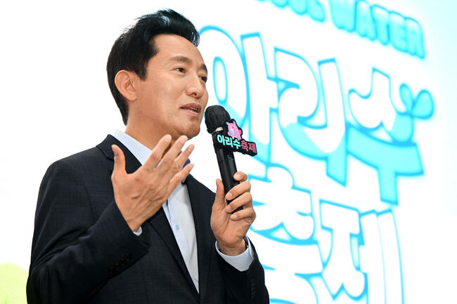 오세훈 시장이 5일 오후 서울 중구 청계광장에서 열린 'My Soul Water, 아리수 축제'에 참석해 시민들에게 인사말을 하고 있다.